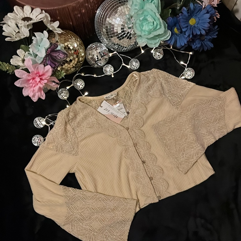 Bell Sleeve Crop Top - Picture 3 of 8